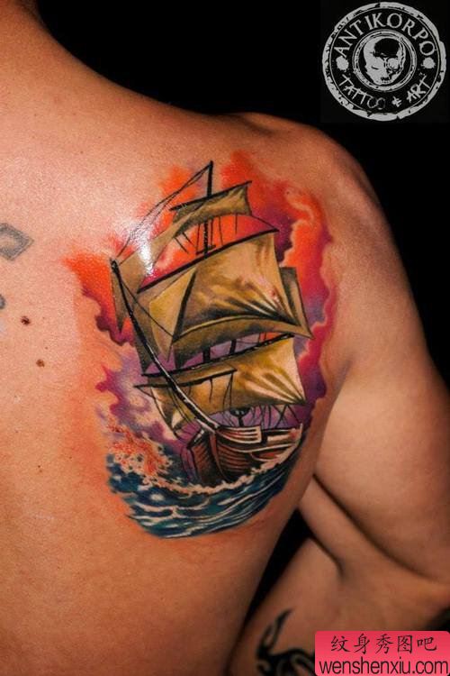 文身秀图吧推荐一幅肩背帆船文身作品