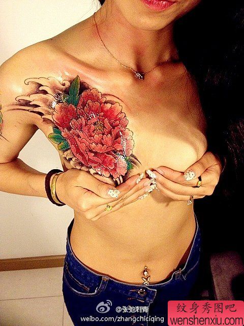 女人胸部彩色牡丹文身作品