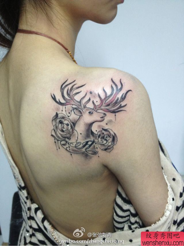 女人肩背羚羊玫瑰花文身作品