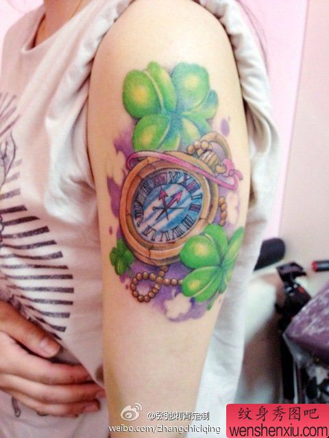 胳膊时钟四叶草文身作品