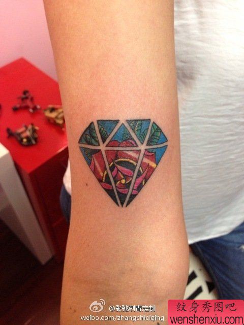 文身秀图吧推荐一幅手臂钻石文身作品
