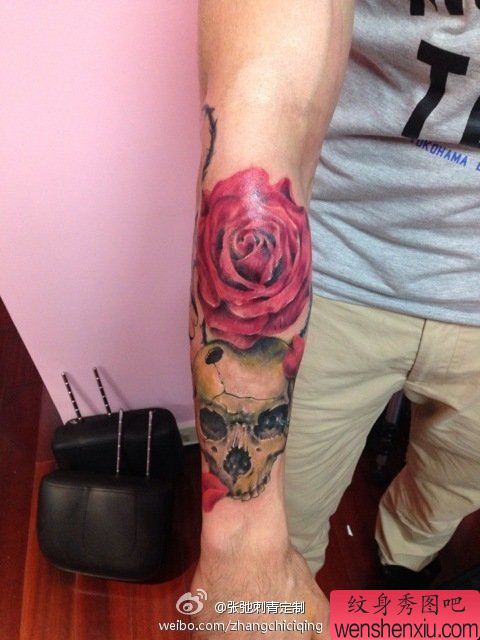 文身秀图吧推荐一幅手臂欧美骷髅头玫瑰花文身作品