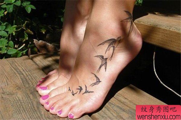 脚部燕子文身作品