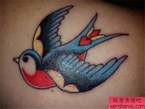 文身秀图吧推荐一幅背部彩色燕子文身作品