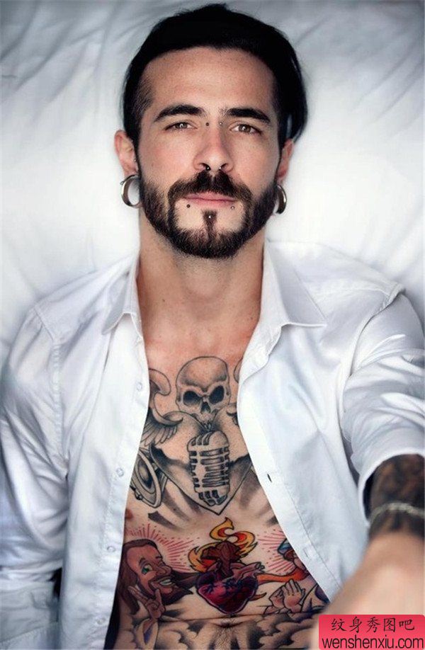 男性创意胸部文身作品