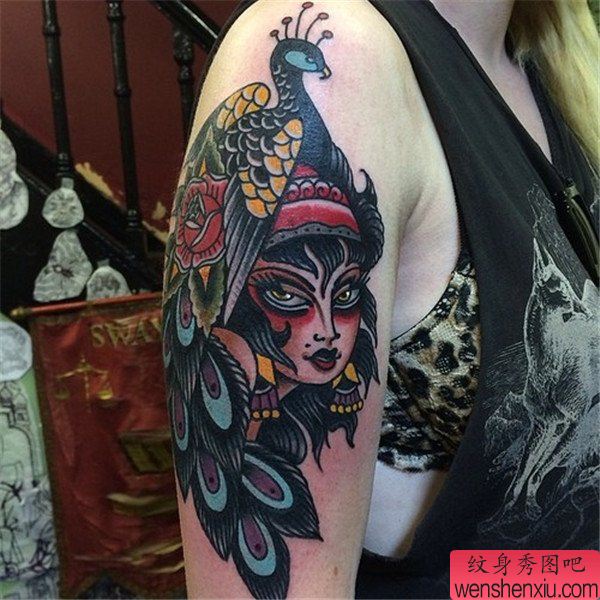 手臂孔雀女郎文身作品