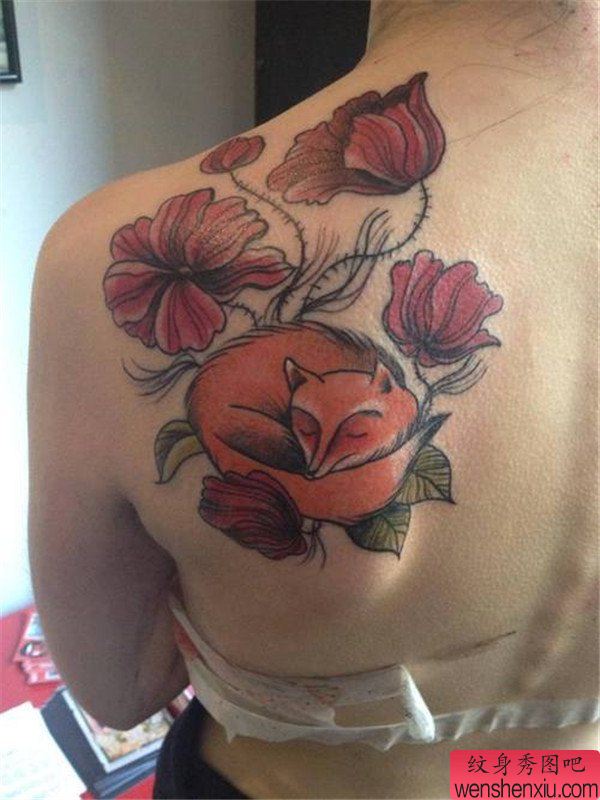 女人背部狐狸文身作品