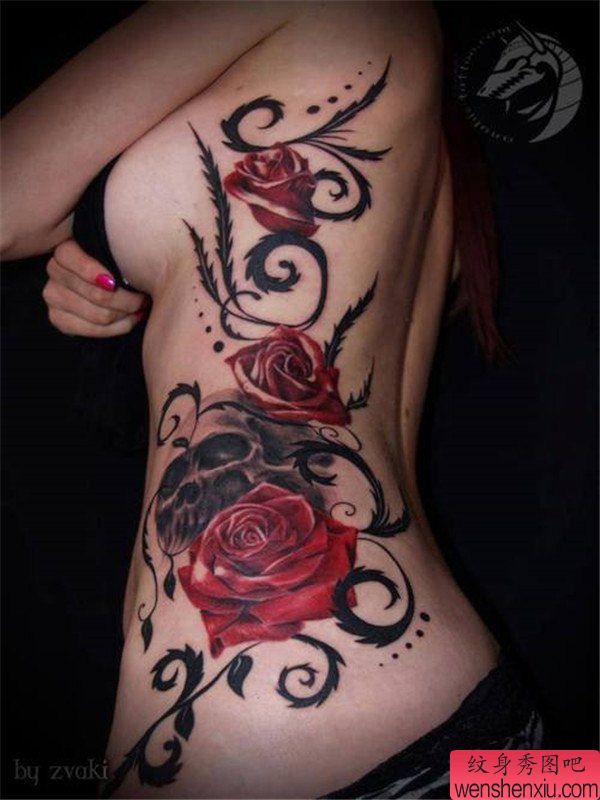 女人腰部彩色骷髅头花文身作品