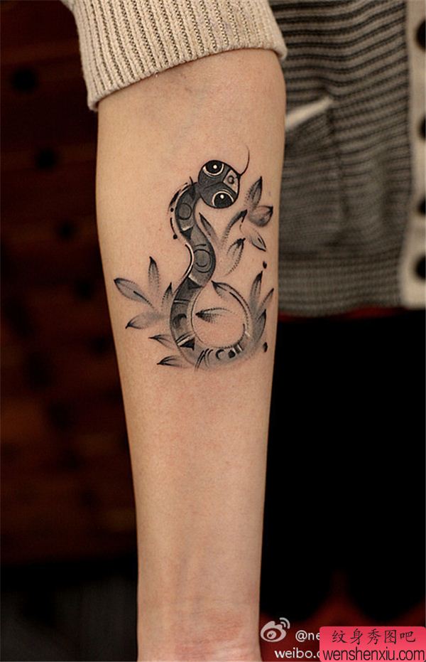手臂水墨蛇文身作品