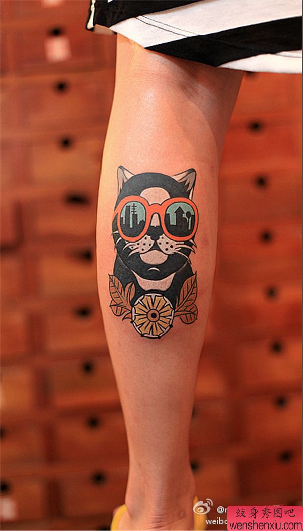 女人腿部彩色狗狗文身作品