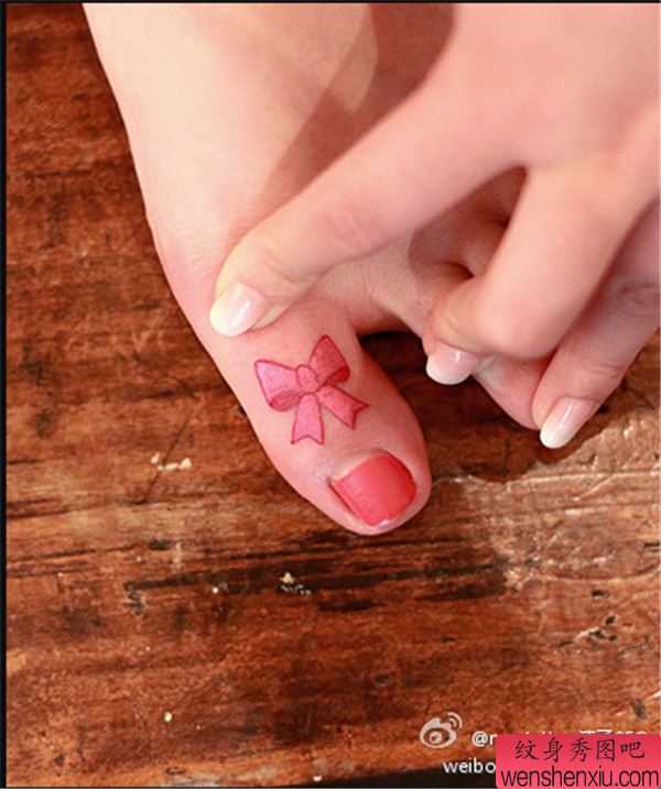 脚趾彩色蝴蝶结文身作品