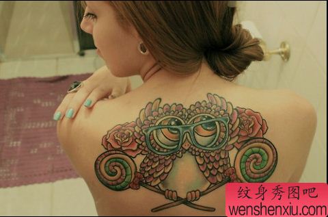 女人背部彩色猫头鹰文身作品
