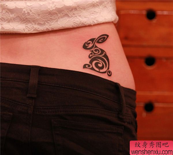 女人侧腰兔子文身作品
