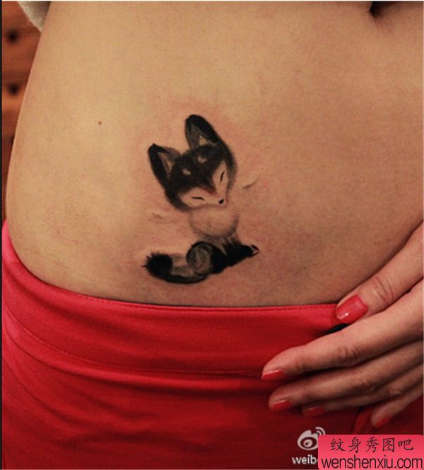 文身秀图吧推荐一幅女人腰部狐狸文身作品