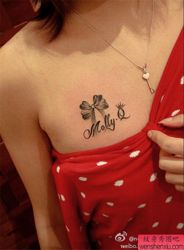 女人胸部蝴蝶结字母文身作品
