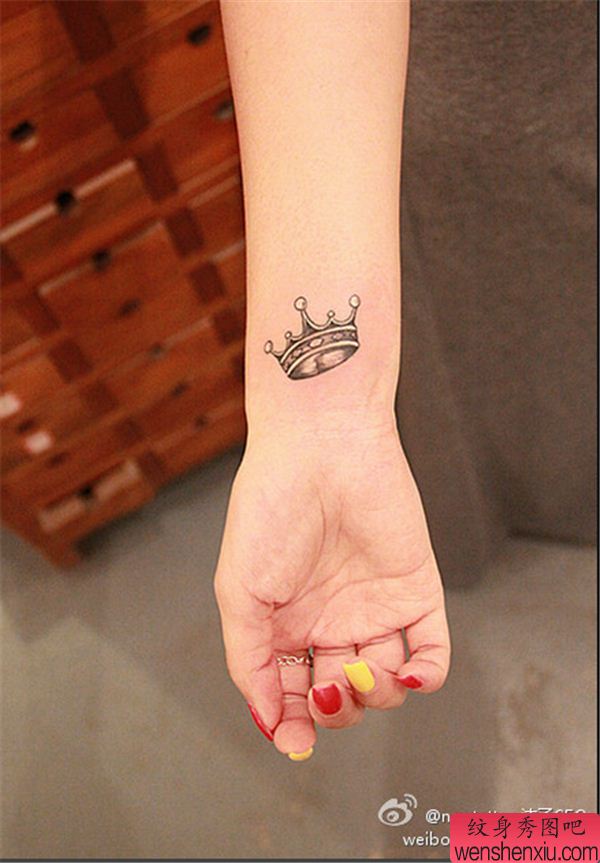 女人手腕皇冠文身作品