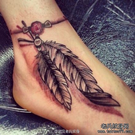 脚踝羽毛文身作品