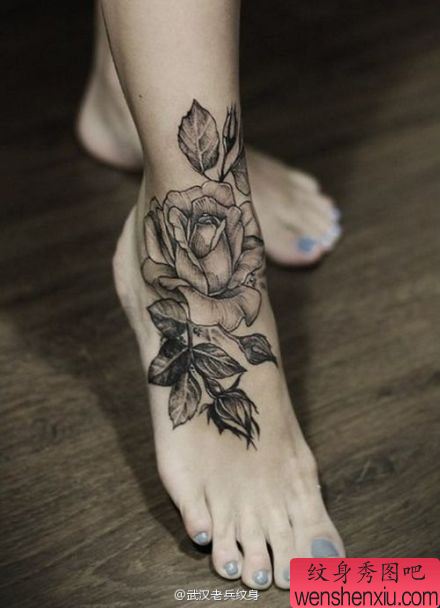 脚背创意玫瑰花文身作品