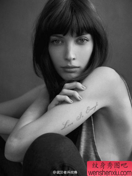 女人手臂字母文身作品