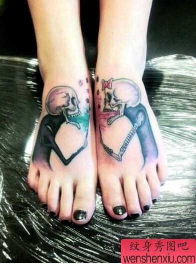 女人脚背创意骷髅头文身作品