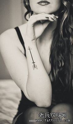 女人手臂箭头文身作品