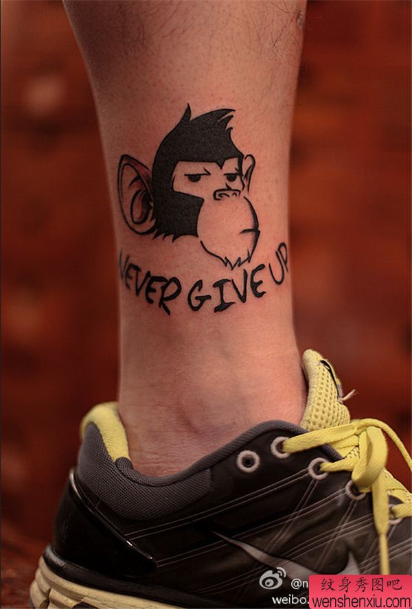 脚踝猴子字母文身作品