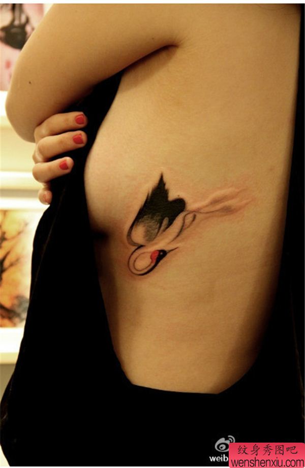 女人侧腰仙鹤文身作品