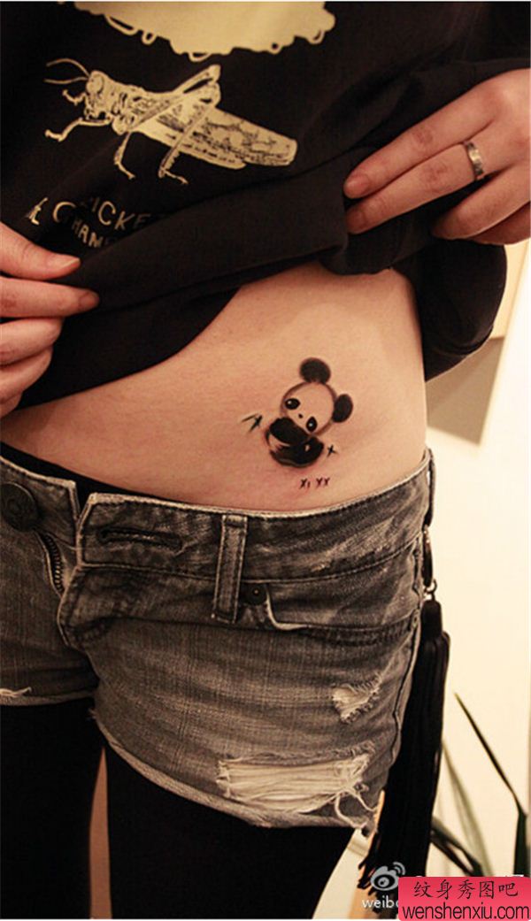 文身秀图吧推荐一幅女人腹部熊猫文身作品