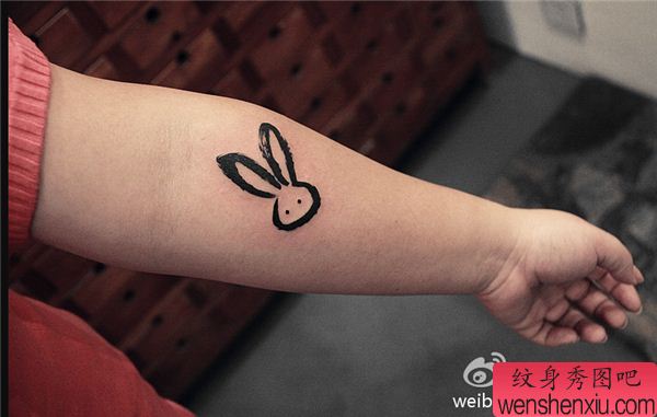 手臂可爱兔子头文身作品