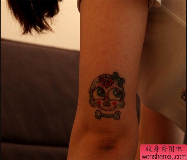 手臂彩色小骷髅头文身作品