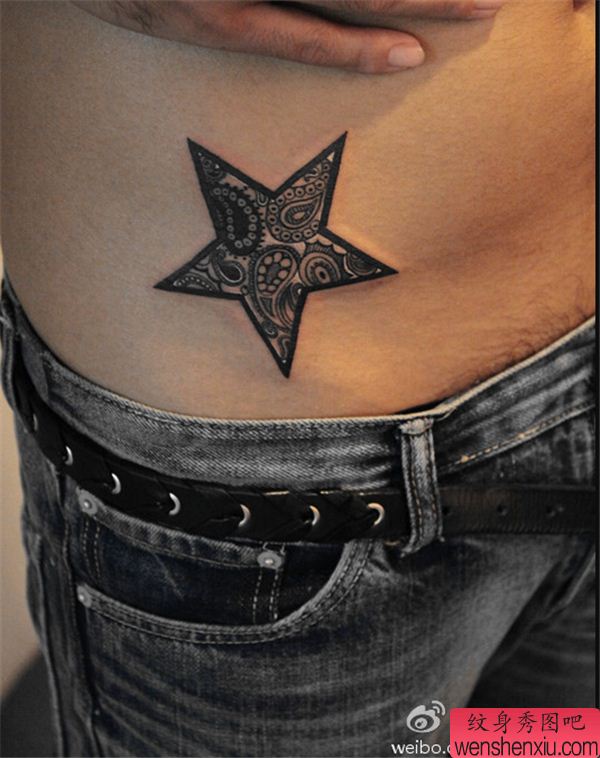 腰部五角星文身作品