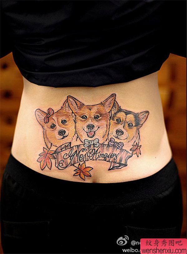 女人腰部狗狗文身作品