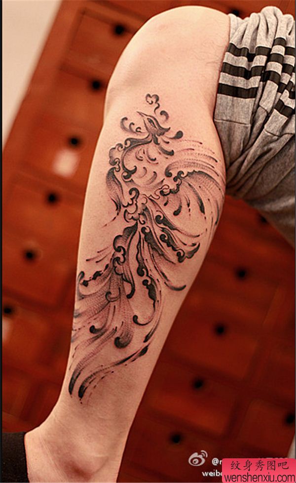 文身秀图吧推荐一幅腿部凤凰文身作品