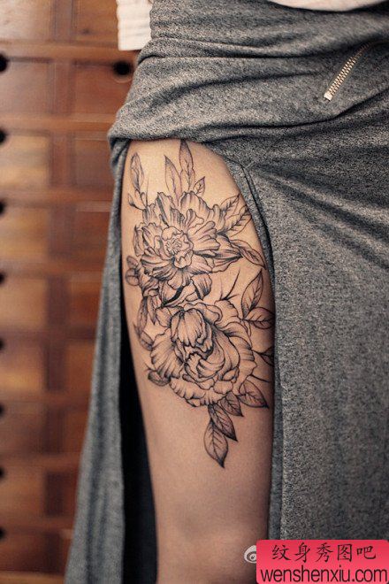 女人腿部花文身作品