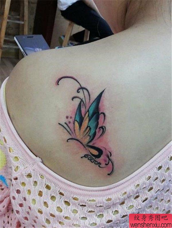 肩背彩色蝴蝶文身作品