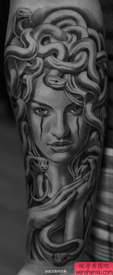 文身秀图吧推荐一幅手臂美杜莎肖像文身作品