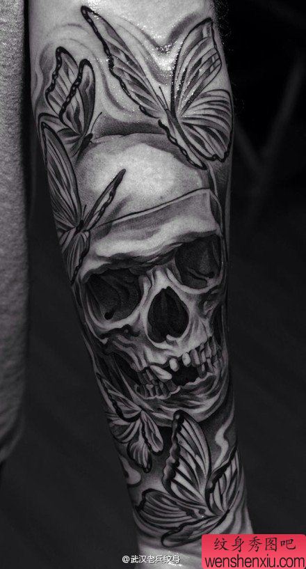 手臂创意黑灰骷髅头文身作品