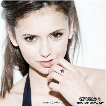 女人手指小清新五角星文身作品