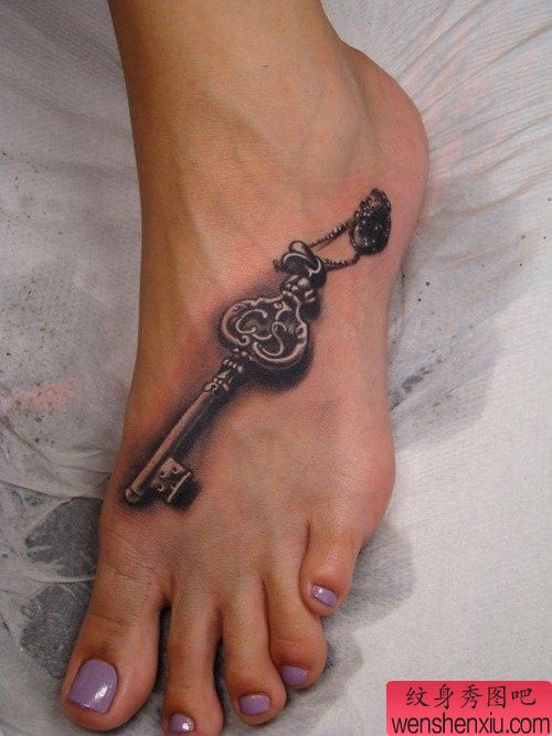 女人脚背钥匙文身作品