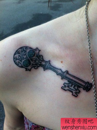 女人肩部骷髅头钥匙文身作品