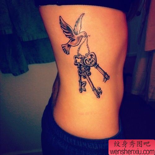 文身秀图吧推荐一幅女人侧腰钥匙文身作品