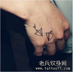 手部小清新千纸鹤文身作品