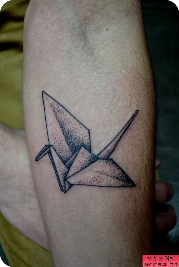 手臂点刺千纸鹤文身作品