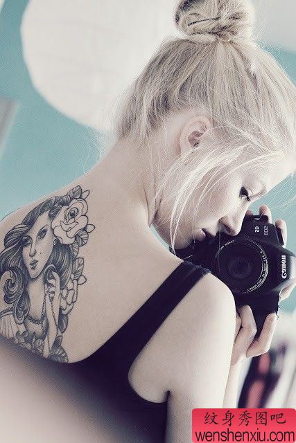 文身秀图吧推荐一幅流行女性背部肖像文身作品