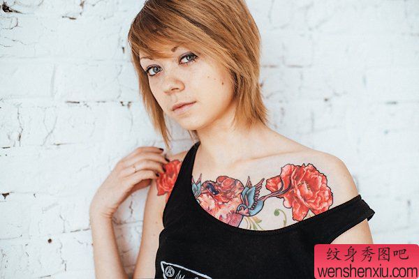 胸口彩色玫瑰花燕子文身作品