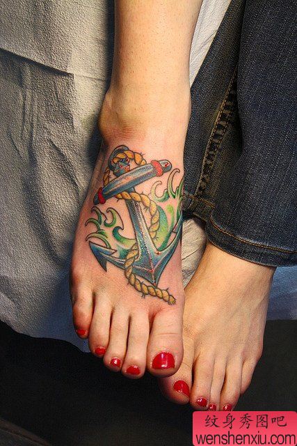 女人脚背彩色船锚文身作品