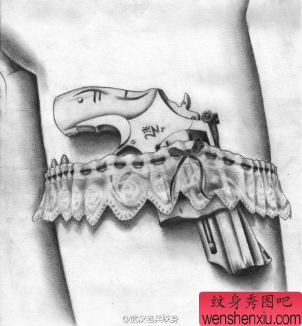 腿部蕾丝手枪文身作品