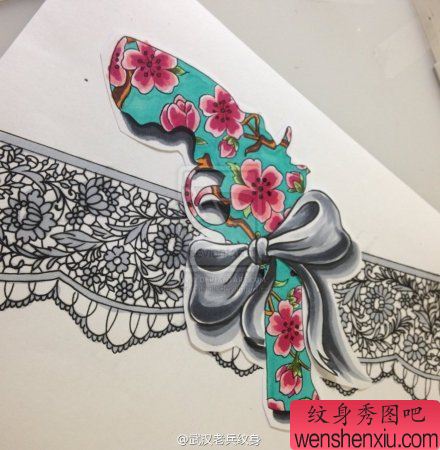 性感的蕾丝边手枪文身手稿作品