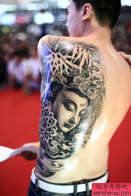 创意背部佛文身作品