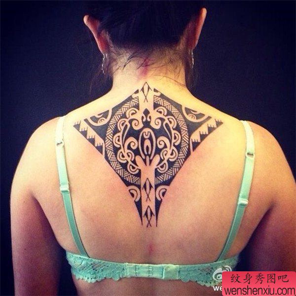 女人部落图腾背部文身作品